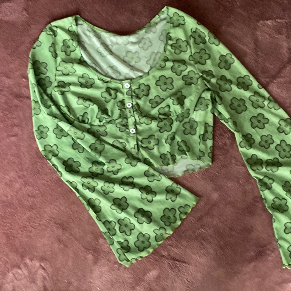 Flower power top with big sleeves.